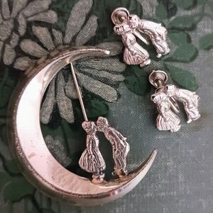 Lang Sterling Crescent Moon Kissing Dutch Couple Set
